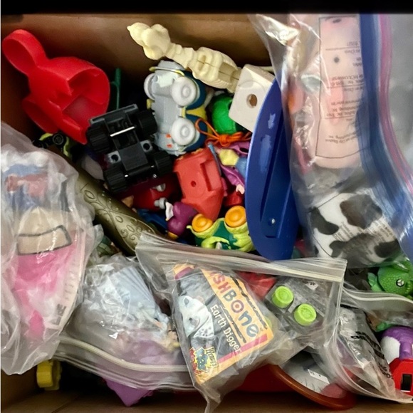 VINTAGE MYSTERY surprise 🎁 TOY BOX- 12 Random collectible Toys, some FULL SIZE - Picture 8 of 15